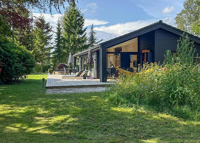 Stunning In Vakantiehuis Dronningmølle